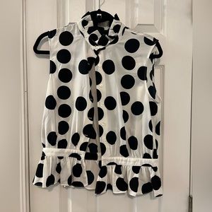 Adorable polka dot sleeveless shirt in size M